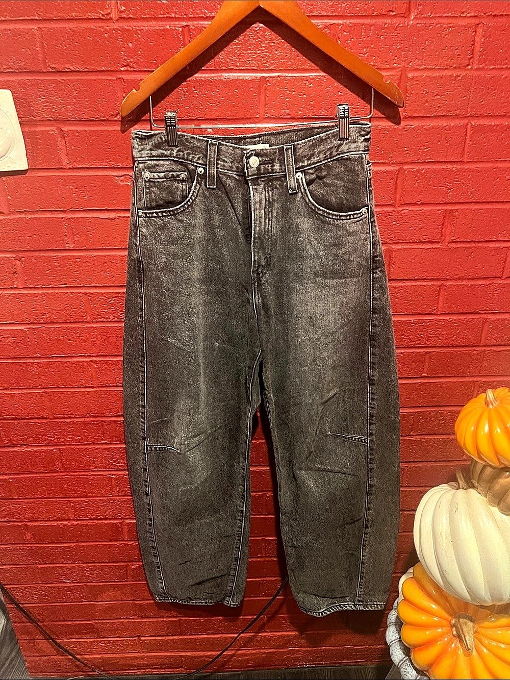Levi's Cinch Barrel Jeans in Black Waist 28